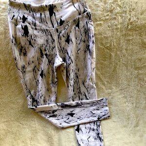 Calia by Carrie Underwood Capri leggings